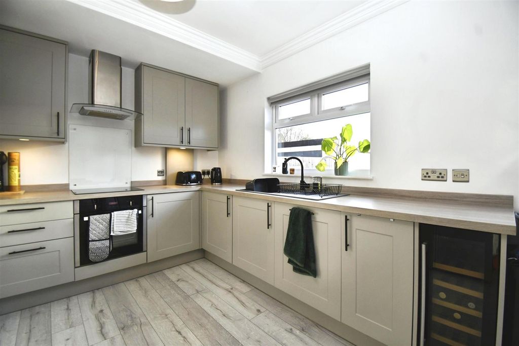 Property photo 3 of 24 Dining Kitchen