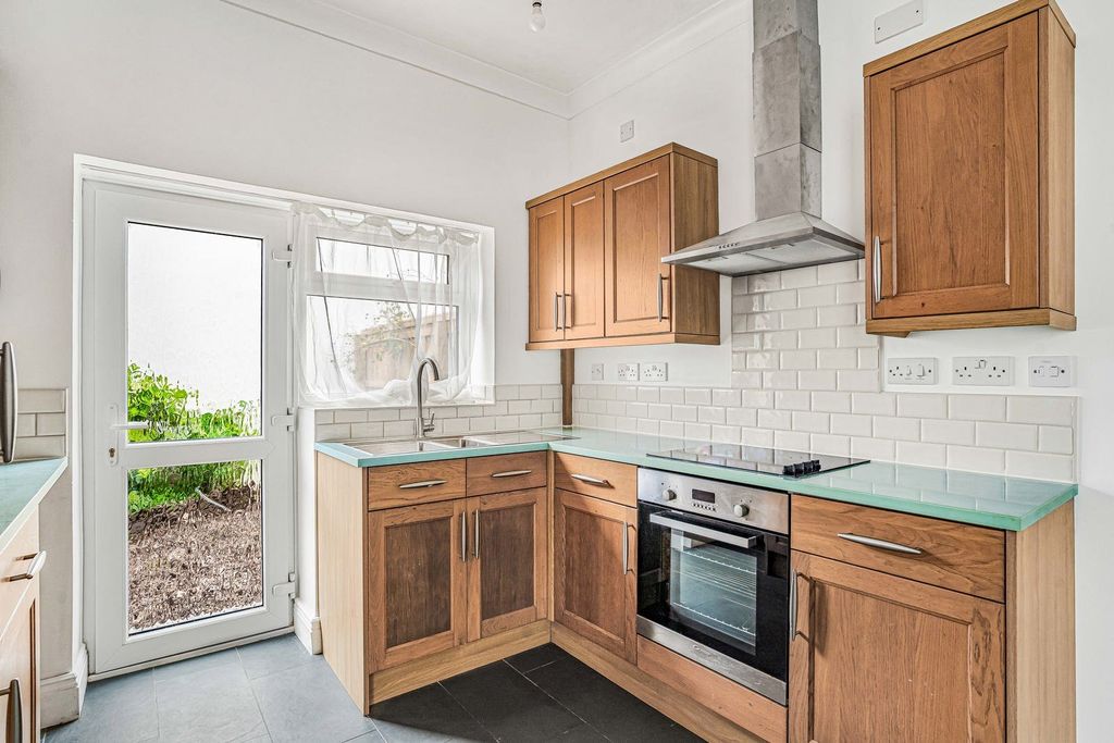 Property photo 3 of 11 Kitchen