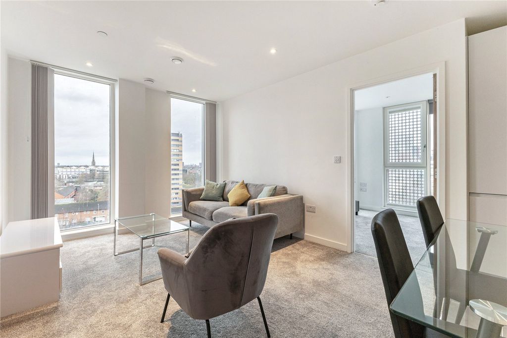 Property photo 2 of 16 Lounge