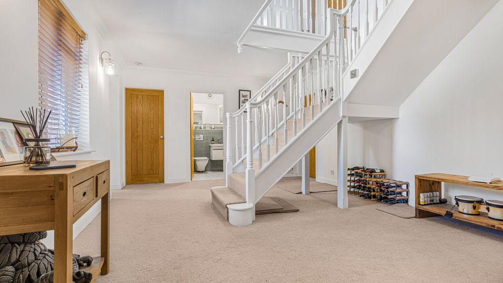 Property photo 3 of 34