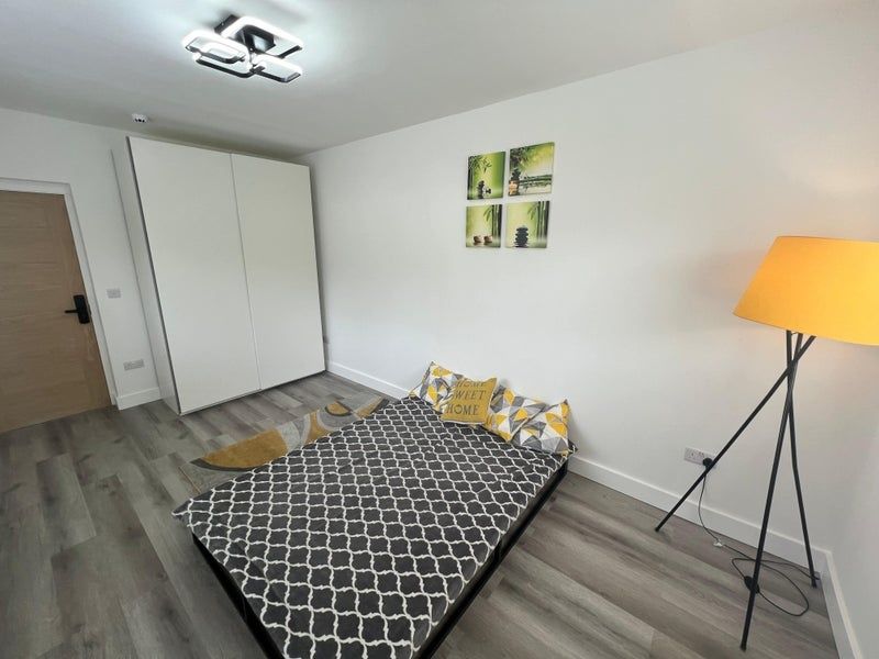 Property photo 3 of 9 A Bright And Clean Double Bedroom Featuring Modern...