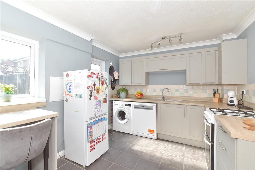Property photo 3 of 11 Kitchen