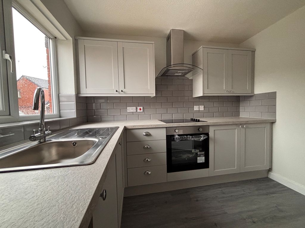 Property photo 2 of 11 Kitchen