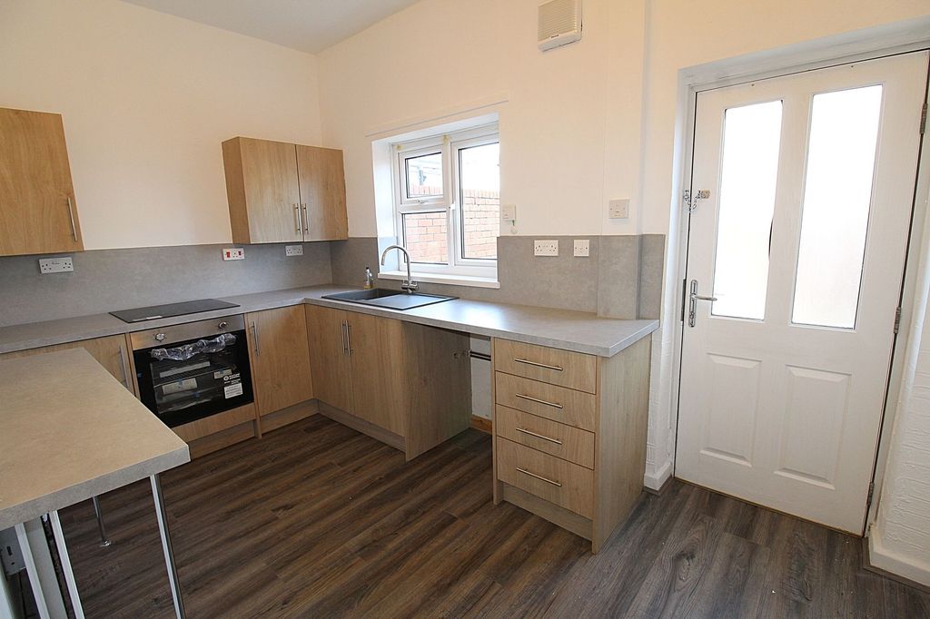 Property photo 3 of 8 Kitchen
