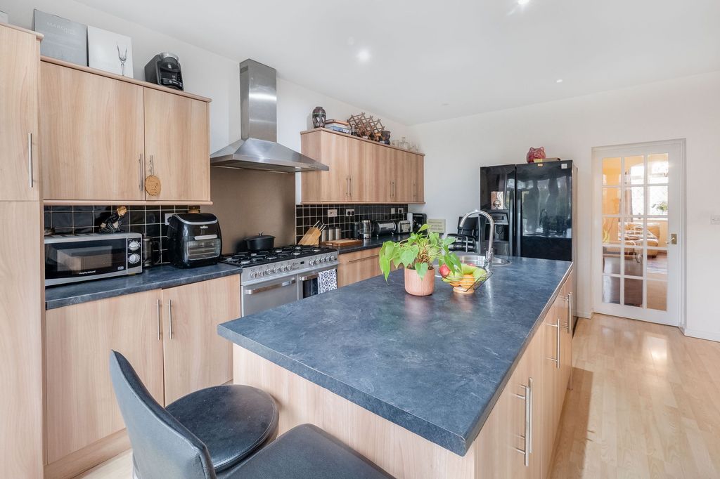 Property photo 3 of 23