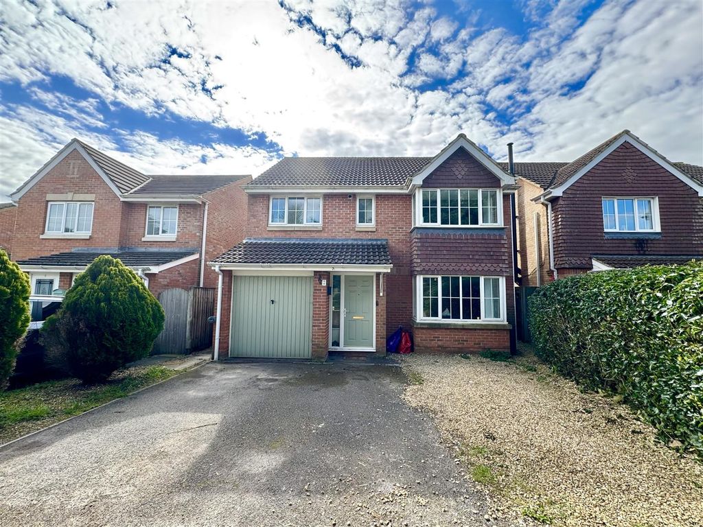 Property photo 1 of 20 Woodpecker Close