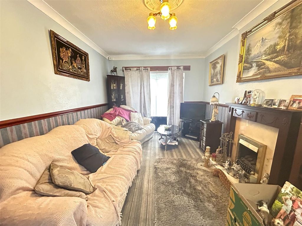 Property photo 2 of 11 Lounge