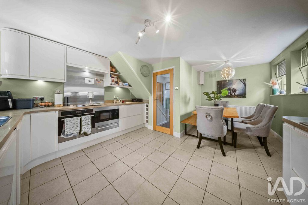 Property photo 3 of 27