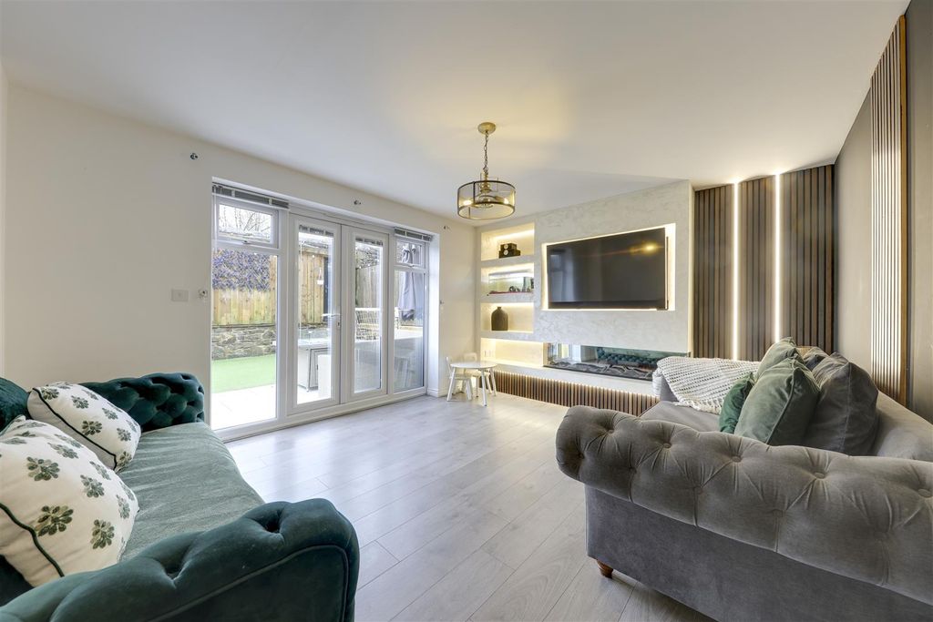 Property photo 1 of 32 Lounge