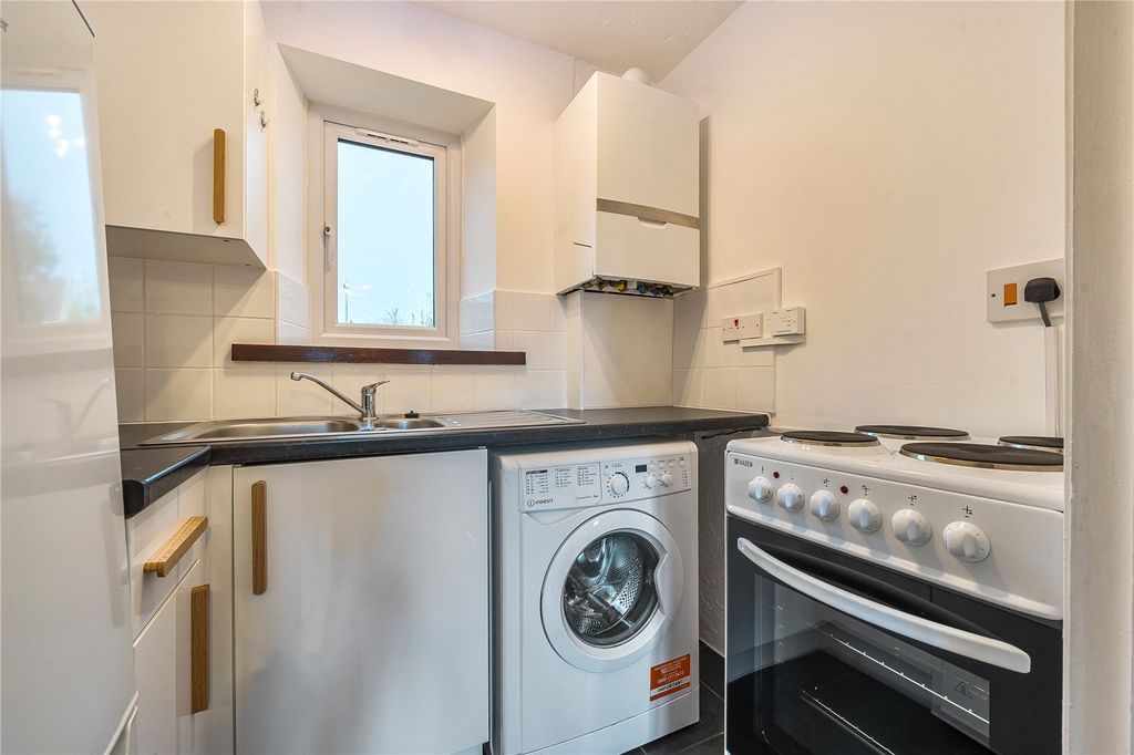 Property photo 3 of 11 Kitchen