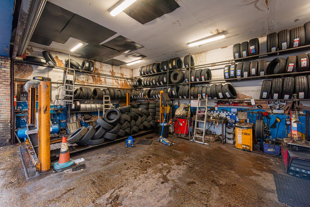 Property photo 3 of 9 Holloway Road 666, Tyre Shop-002