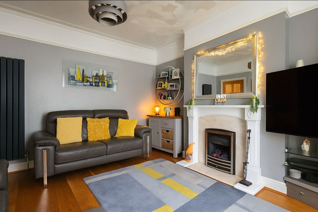 Property photo 2 of 18 Lounge