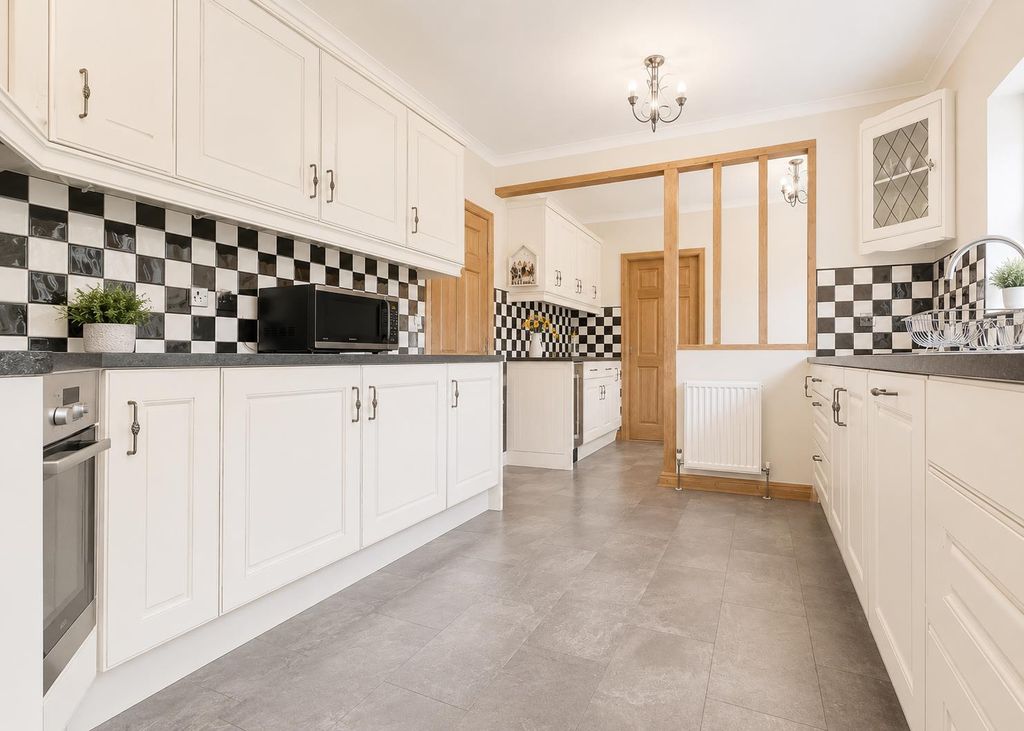 Property photo 3 of 35 C0D4CD13-7D7E-456C-B493-C8B09E7A5937.Png