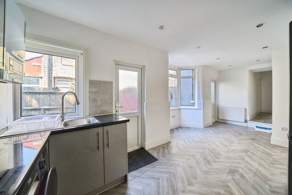 Property photo 3 of 32 Pbox-Img.Jpg
