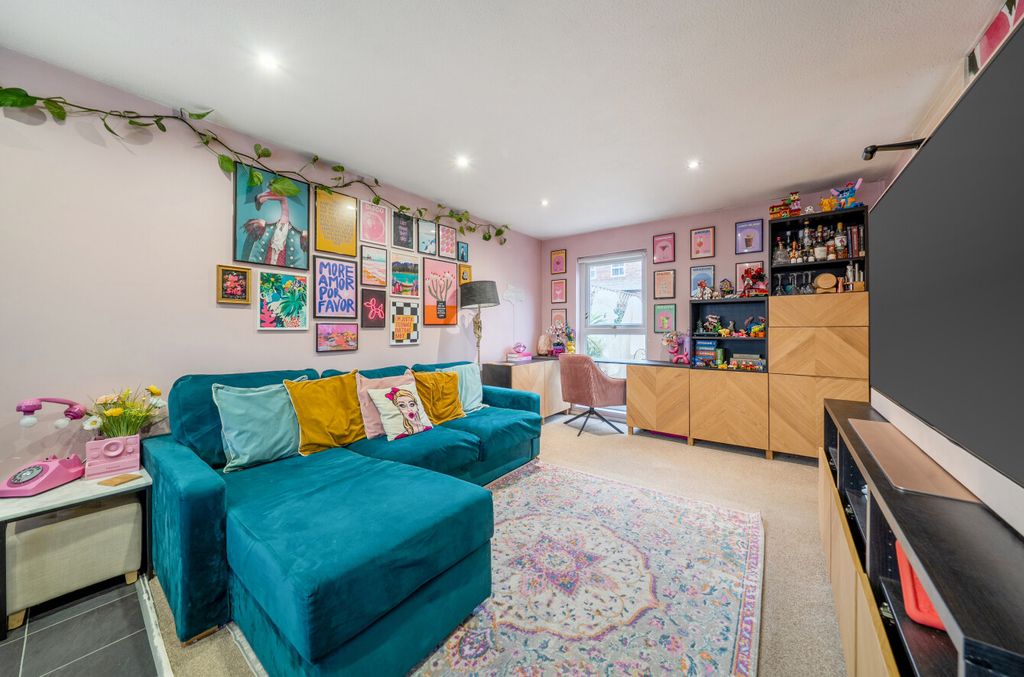 Property photo 3 of 14 1394668-3-695F872...