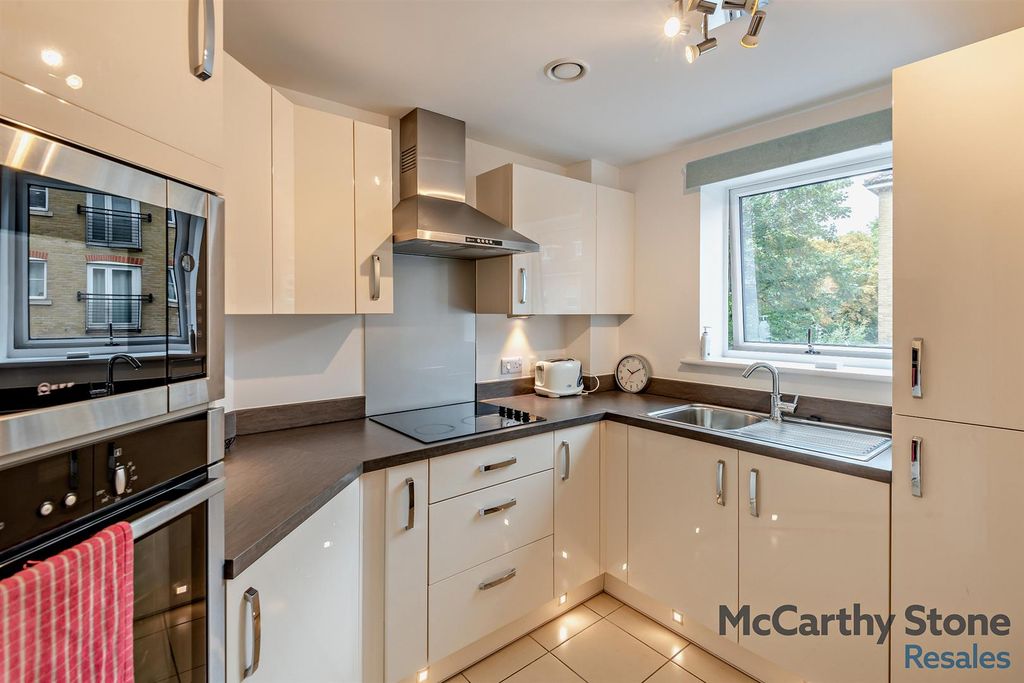 Additional image 7 of 2 bed flat for saleEdward House, Peggs Lane, Gascoyne Way, Hertford SG13