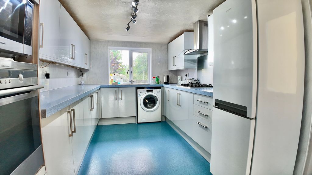 Property photo 3 of 27