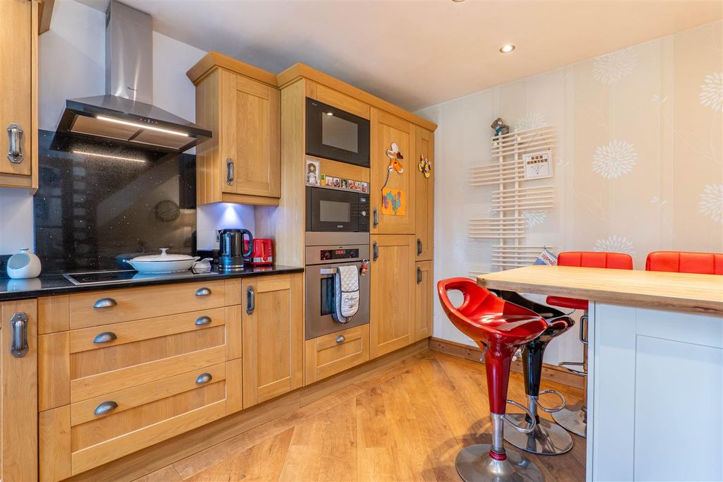 Property photo 3 of 23 Kitchen/Breakfast Room