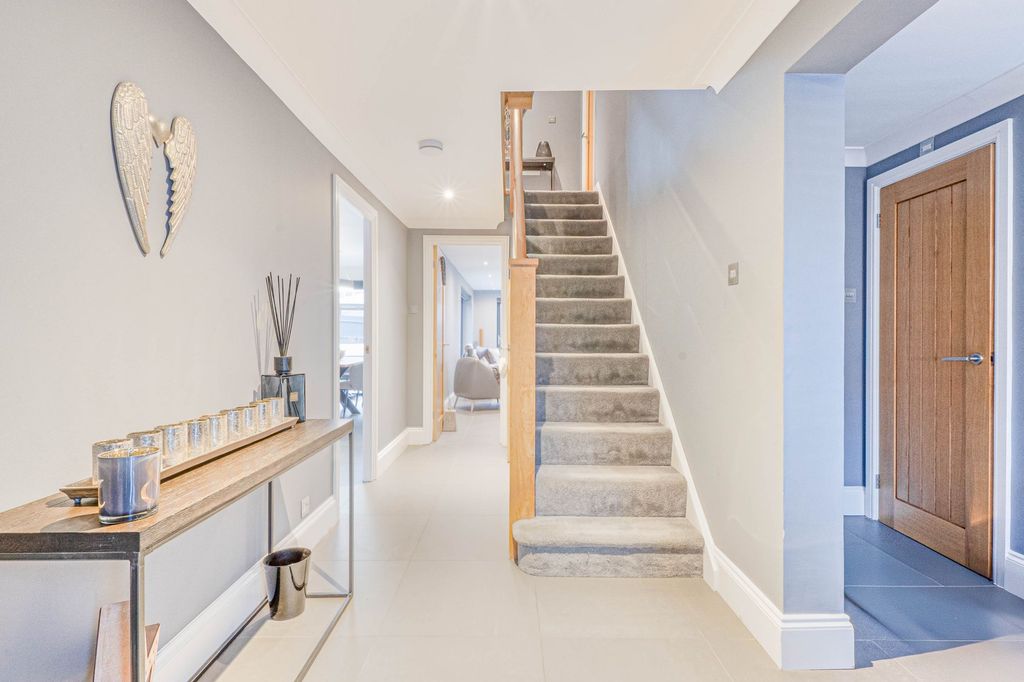 Property photo 3 of 28 Entrance Hall