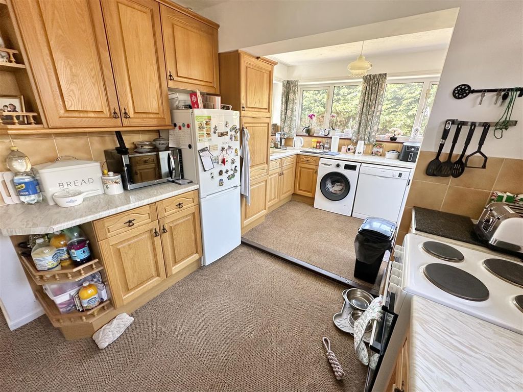 Property photo 3 of 14 Kitchen