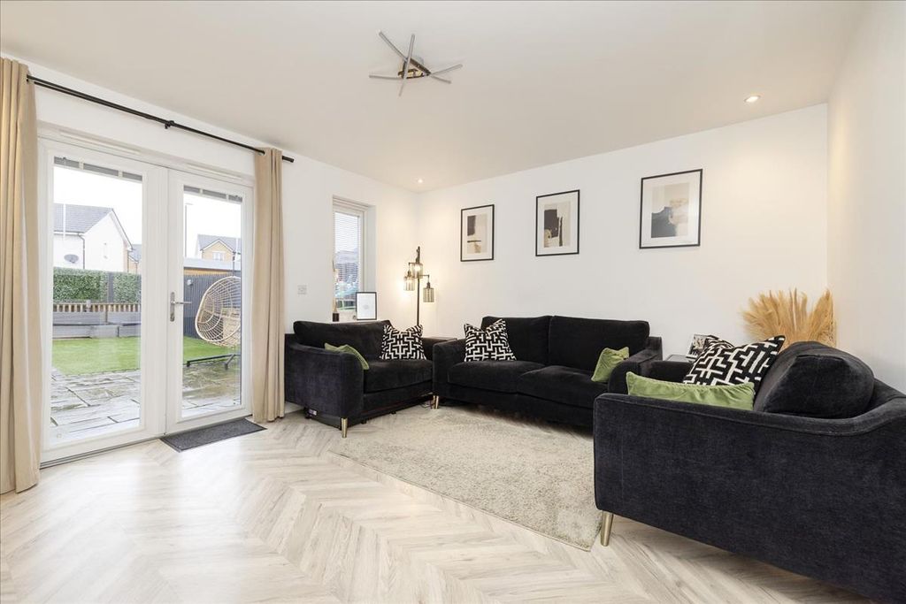 Property photo 2 of 27