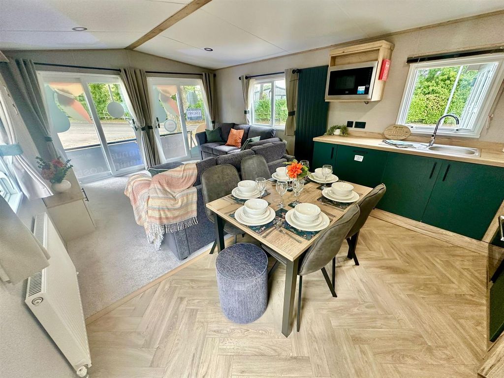 Property photo 2 of 8 Kit Din.Jpg