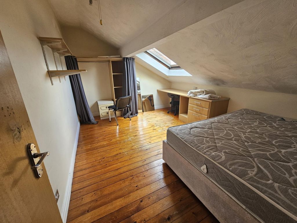 Property photo 2 of 27 Bright Attic Double Bedroom With Wooden Floors, A ...