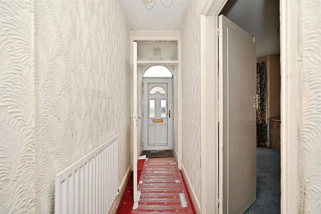 Property photo 3 of 17 Entrance Hall