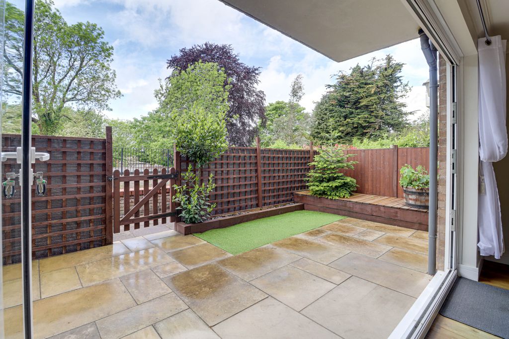 Property photo 2 of 9 Garden
