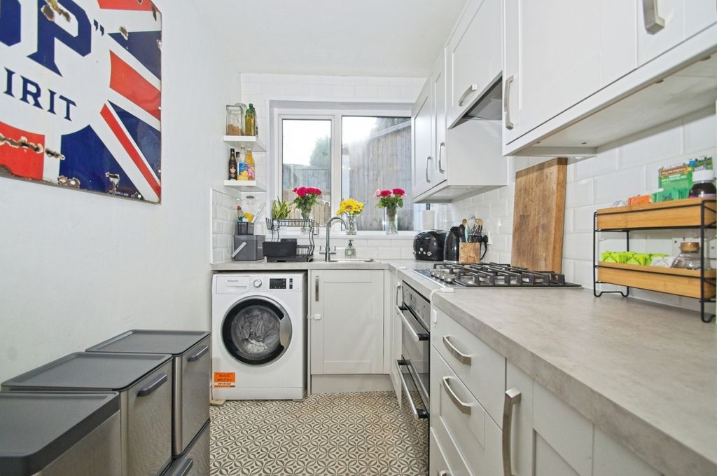 Property photo 3 of 25 Kitchen