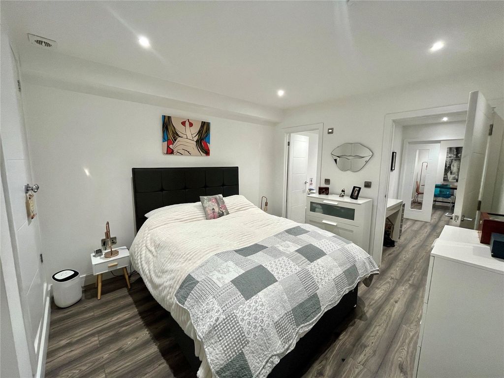 Property photo 2 of 20 Picture No. 27