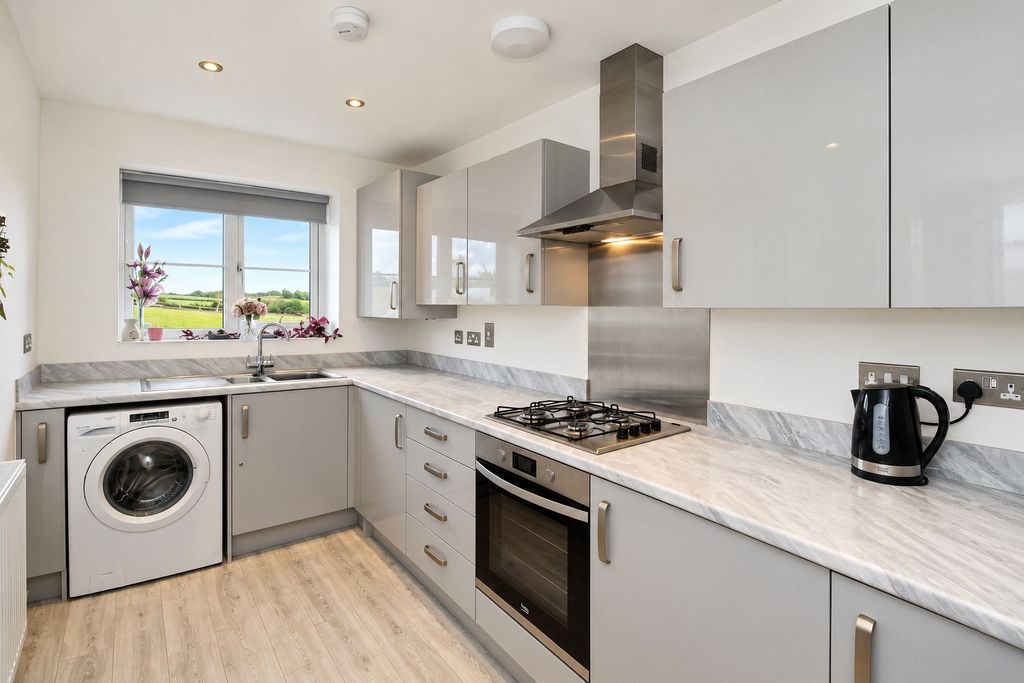 Property photo 2 of 13 Fitted Kitchen