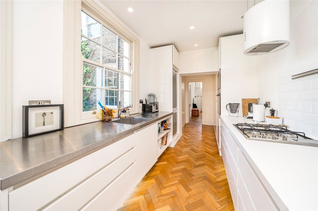 Property photo 3 of 10 Kitchen
