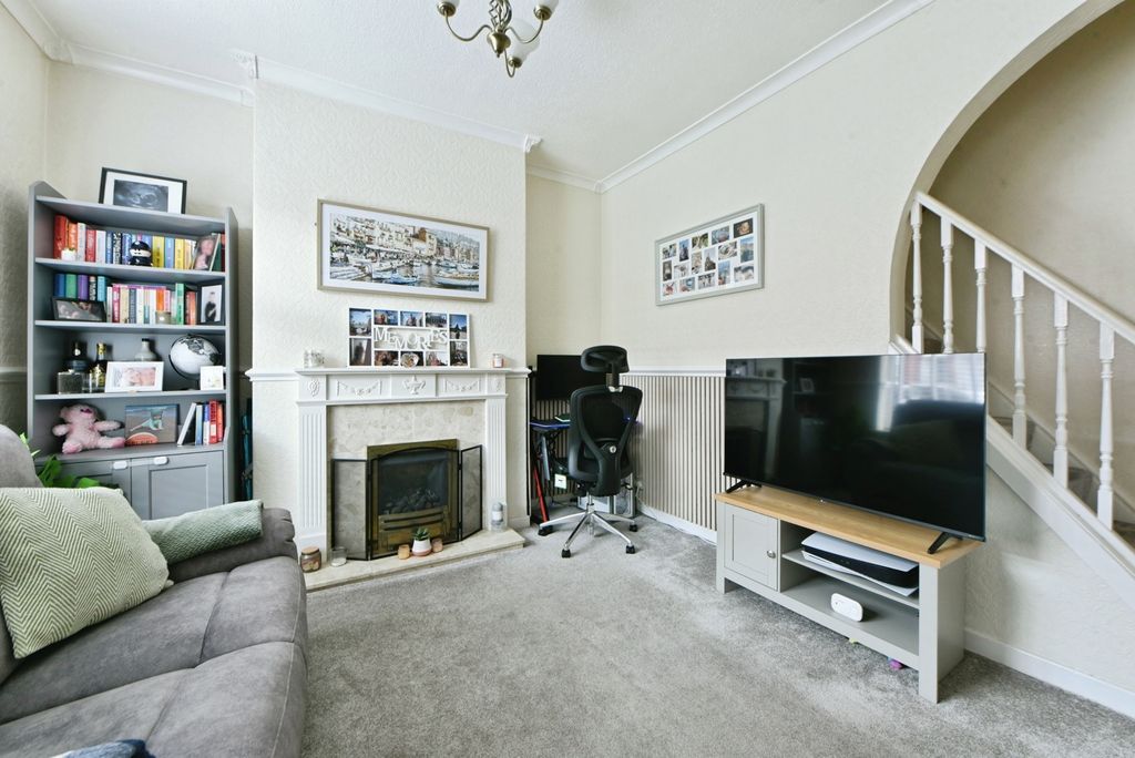 Property photo 2 of 17 Lounge