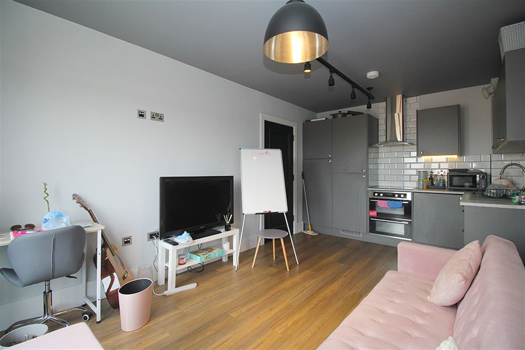 Property photo 3 of 22 Lounge / Diner