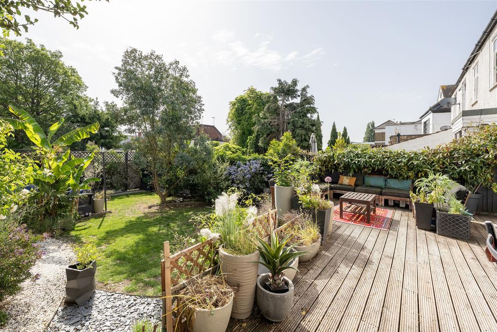Property photo 3 of 49 Woodford Road, E18
