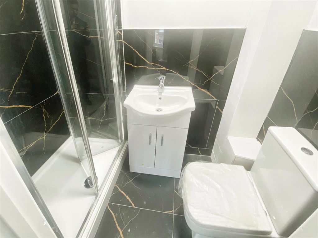 Property photo 2 of 9 En Suite