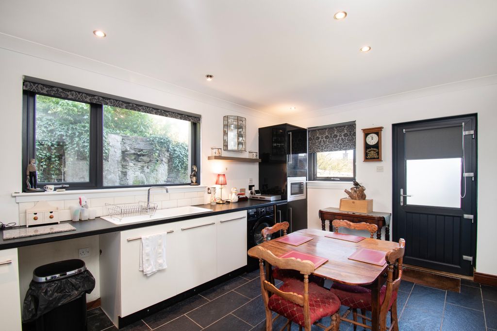 Property photo 2 of 25 Dining Kitchen