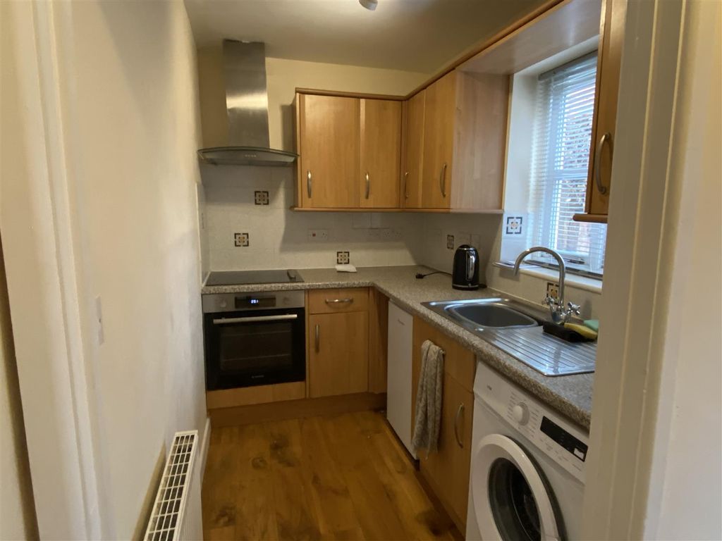 Property photo 3 of 10 Kitchen