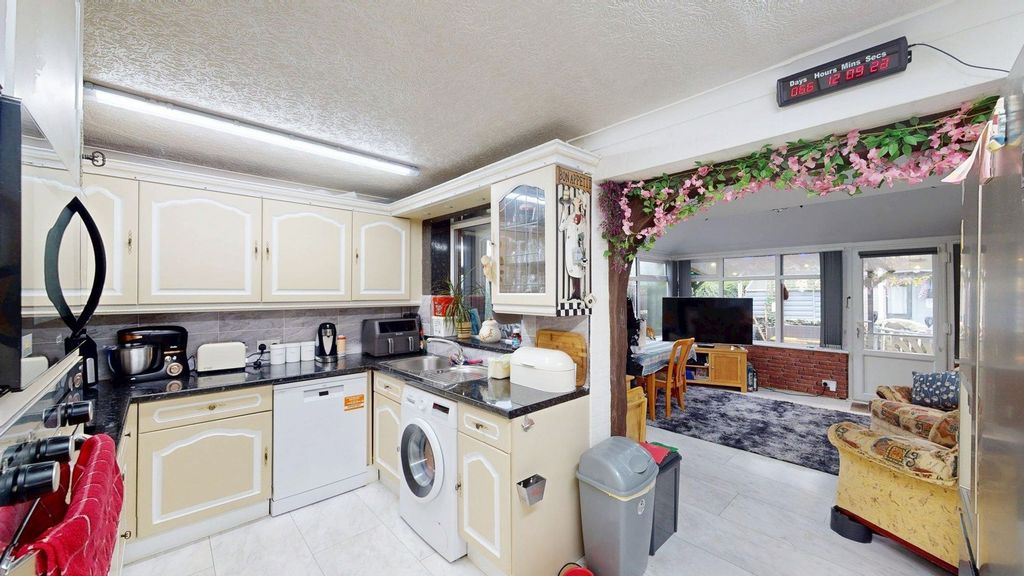 Property photo 3 of 17 Kitchen