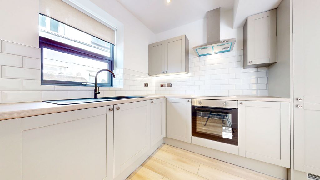 Property photo 3 of 10 Kitchen
