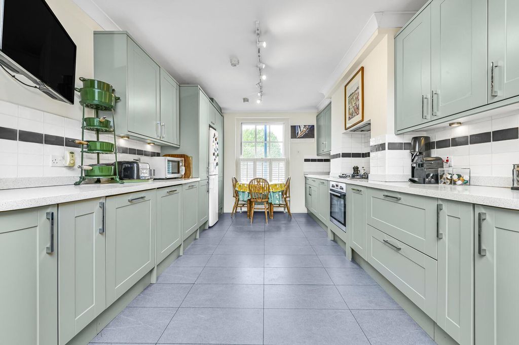 Property photo 2 of 12 Kitchen