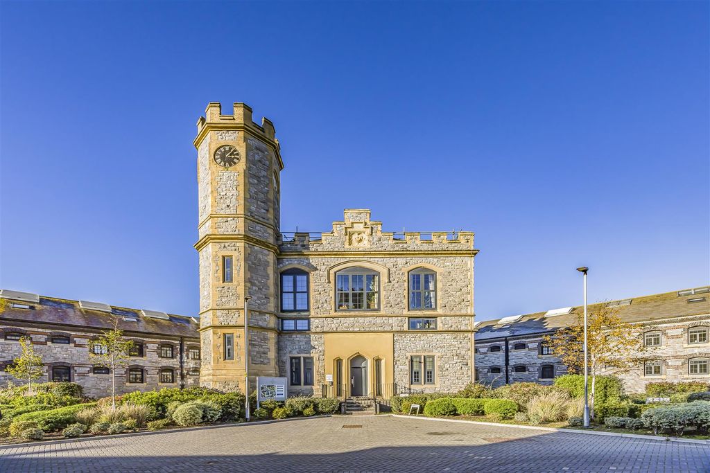 Property photo 1 of 19 14 Radial House, Governors Walk, Portsmouth-Portic
