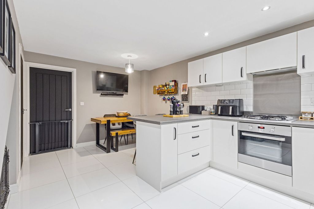 Property photo 3 of 25