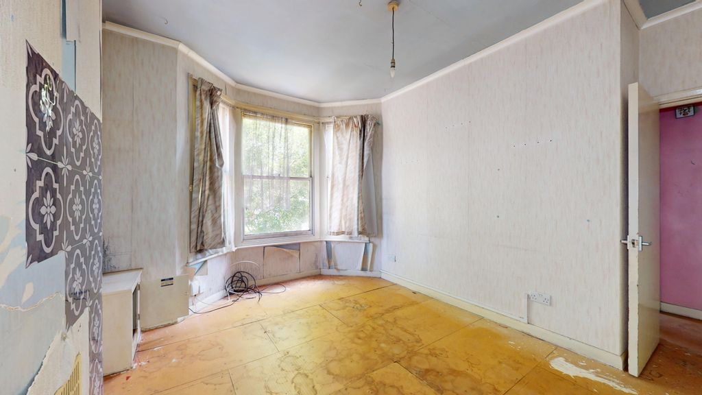 Property photo 3 of 15 First Floor Flat, 8 Wycliffe Road, Wimbledon, London, Sw19 1Er