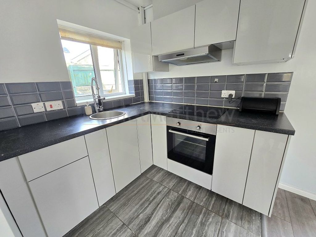 Property photo 3 of 22 Kitchen