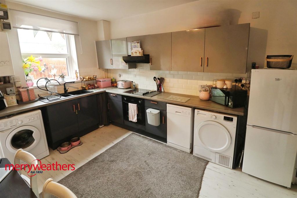 Property photo 3 of 17 Kitchen