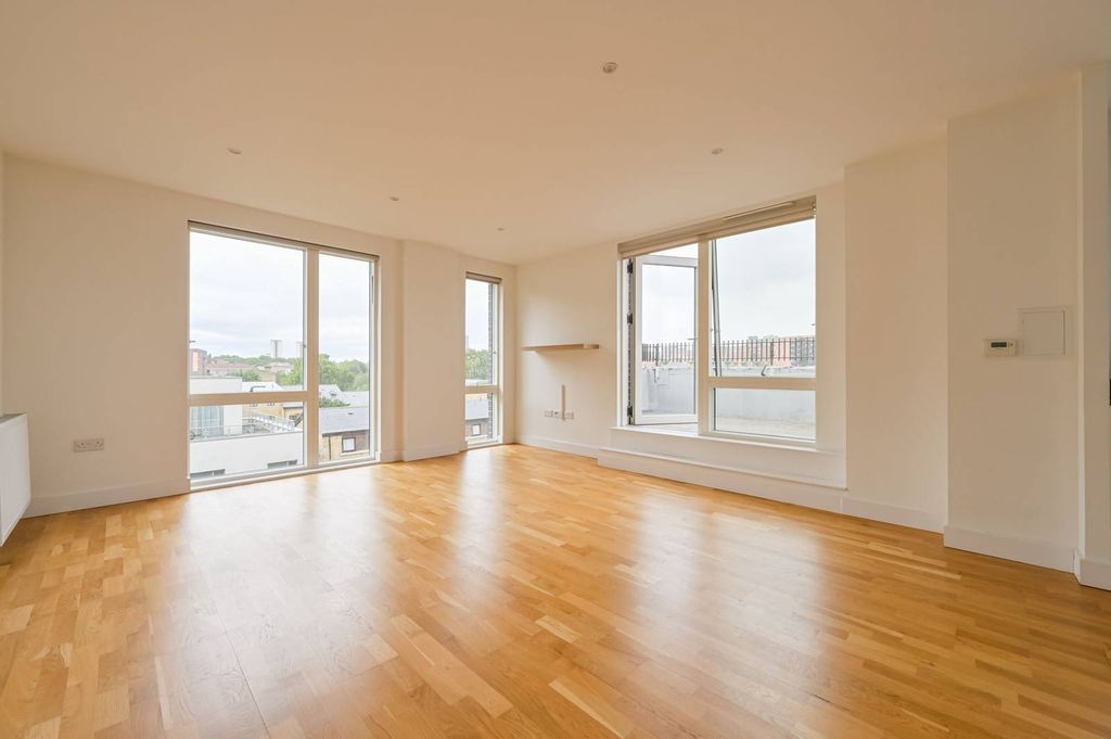 Property photo 2 of 17