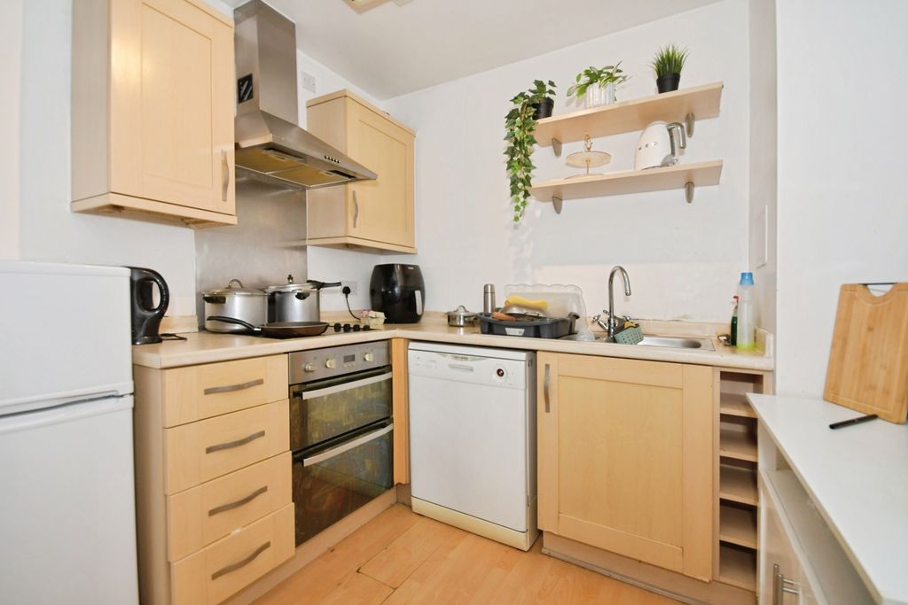 Property photo 3 of 10 Kitchen