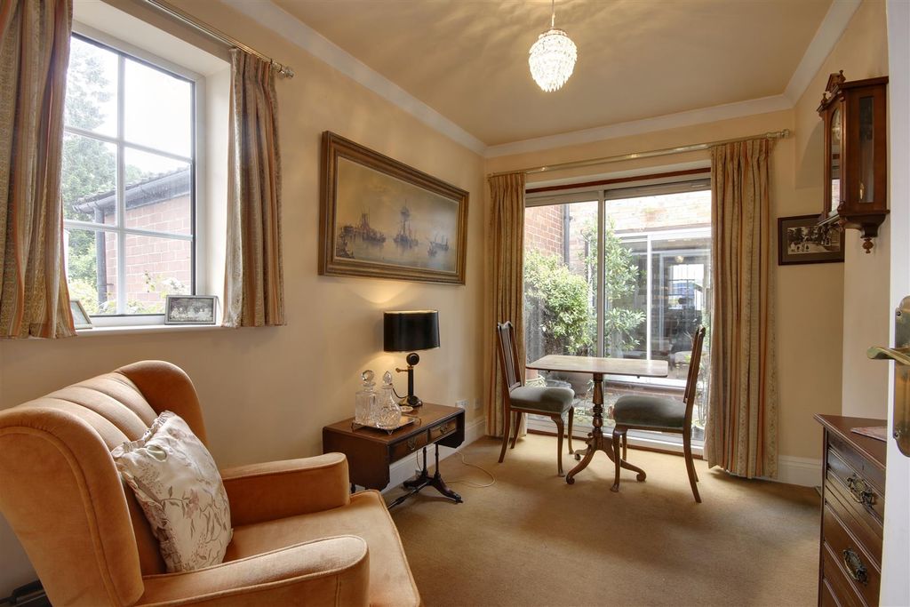 Property photo 3 of 14 Snug